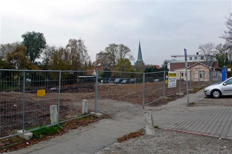 Kaum einer kennt noch, was hier einmal gegenüber PLUS, jetzt TEDI stand. Ein Bunker erst, ein Kino und seit langem hatte »das Objekt« keine Nutzung mehr. Es wurde in den letzten Wochen abgerissen. Zwei Mehrfamilienhäuser sollen dort gebaut werden.
