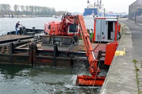 Wir berichteten bereits vom Verbringen von Eisensilikatsteinen,um die Statik des Ostpreußenkais zu verbessern. Heute ließ ein Bagger kleineres Material zur »Feinjustierung« ins Wasser. Damit sind die Kaimauern für die kommende Saison der Kreuzfahrtschiffe gerüstet.