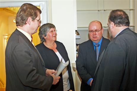 Gisela Panther-Pätow und Thomas Schapke begrüßen gemeinsam Ralf Stegner, rechts im Bild Wolfgang Baasch. Foto: KARL ERHARD VÖGELE