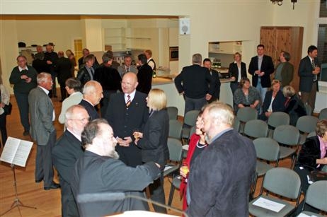 Gespräche vor Beginn der Feier. In der Mitte des Bildes der 1. Vorsitzende der Travemünder Wirtschaftsgemeinschaft, Wolfgang Büchtmann (l) und der Vorsitzende des Ortsrates und 1. Vorsitzende des Gemeinnützigen Vereins zu Travemünde, Richard Schrader (m) im Gespräch mit der SPD-Bundestagsabgeordneten Gabriele Hiller-Ohm (r). Foto: KARL ERHARD VÖGELE