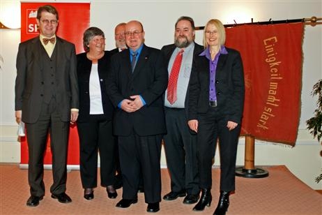 Die prominenten Gratulanten auf der Bühne. V.l.n.r. SPD-Landesvorsitzender und Innenminister des Landes Schleswig-Holstein, Ralf Stegner, 2. Vorsitzende Gisela Panther-Pätow (SPD Travemünde), MdL Hans Müller, 1. Vorsitzender Thomas Schapke (SPD Travemünde), MdL Wolfgang Baasch und MdB Gabriele Hiller-Ohm. Foto: KARL ERHARD VÖGELE