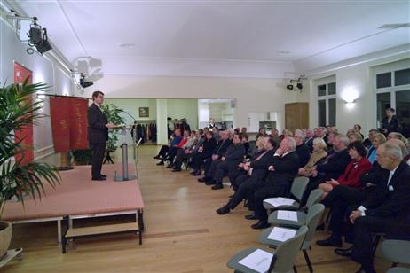 Ralf Stegner bei seiner Festrede im vollbesetzten Saal des Gemeinschaftshauses Travemünde. Foto: KARL ERHARD VÖGELE
