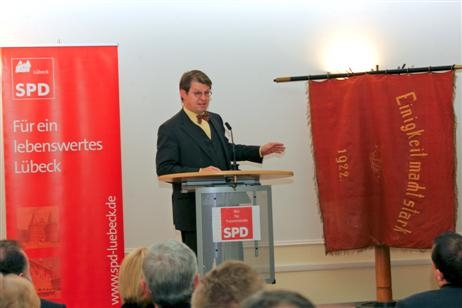 Jeder Festredner, hier Ralf Stegner, konnte mit einer Handbwegung auf die aus dem Jahre 1922 stammenden roten SPD-Fahne und den dort eingestickten Text »Einigkeit macht stark« verweisen. Foto: KARL ERHARD VÖGELE