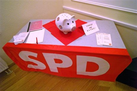 Der Spendenaufruf aus Anlaß des 100-jährigen Bestehens der SPD Travemünde brachte 700 EURO für UNICEF. Foto: KARL ERHARD VÖGELE