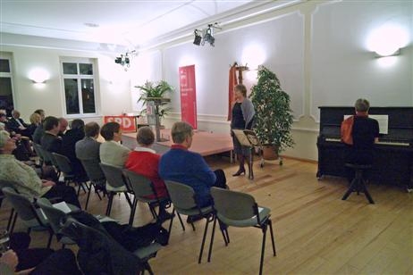 Bert Brecht und Kurt Weill Lieder und ein Song von Gershwin, vorgetragen von Kirsten Frey, Gesang und Anke Seiberns bzw. Daniel Nietzsche (nicht im Bild), Klavier. Sie bekamen viel Beifall. Foto: KARL ERHARD VÖGELE