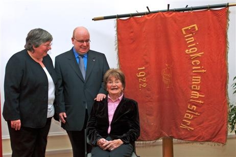 Margot Dobberthien ist mit 92 Jahren das älteste Mitglied der SPD Travemünde. Gisela Panther-Pätow (l) und Thomas Schapke (m) freuen sich gemeinsam mit ihr auf die gelungene 100-Jahr-Feier. Foto: KARL ERHARD VÖGELE