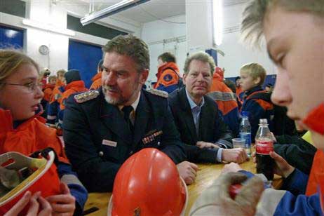 Stadtbrandmeister Detlef Radtke und Innensenator Thorsten Geißler unterhielten sich mit den Jugendlichen. Foto: KARL ERHARD VÖGELE 