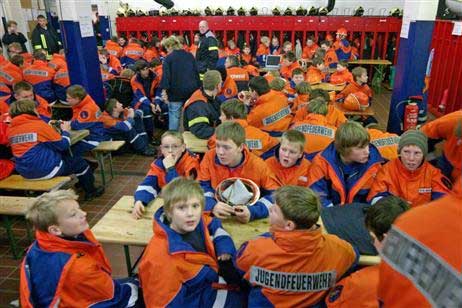 180 junge Nachwuchs-Feuerwehrleute zogen heute auf Rallye durch Travemünde. Foto: KARL ERHARD VÖGELE 
