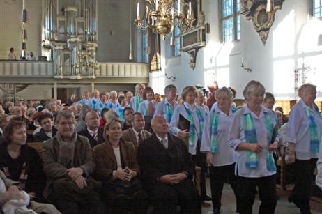 Ehrengäste und Einzug des Chores in die St. Lorenz-Kirche. 