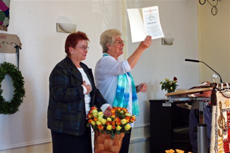 Die Vizepräsidenten des Sängerbundes Schleswig-Holstein, Waltraud Grapentien (l) ehrt die Arbeit des Chores und übergibt der 1. Sprecherin, Karla Westphal, eine Dankesurkunde (r). 