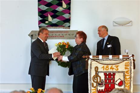 Die Vizepräsidenten des Sängerbundes Schleswig-Holstein, Waltraud Grapentien(m) ehrt den Chorleiter Horst-Georg Wargenau (l) für 25 Jahre erfolgreicher musikalischer Leitung des Chores im Beisein des 1. Vorsitzenden der Travemünder Liedertafel Klaus Berg. 