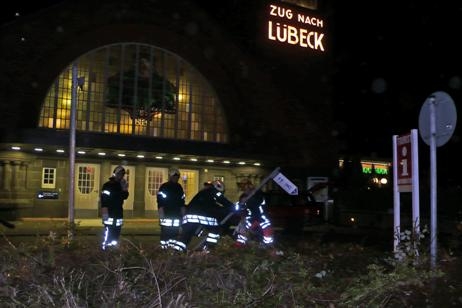 Nach dem das gewachsene Grün von der Feuerwehr gekappt wurde, wird als letztes das WC-Schild entfernt, das ohnehin in die falsche Richtung zeigt. Foto: KARL ERHARD VÖGELE