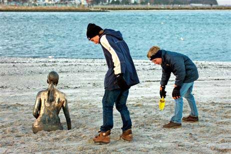 Finn (10) und Paul (12) waren die ersten, die den Sand rund um die Nymphe umgruben. Da hat man noch gute Chancen... Alle Fotos: KARL ERHARD VÖGELE 