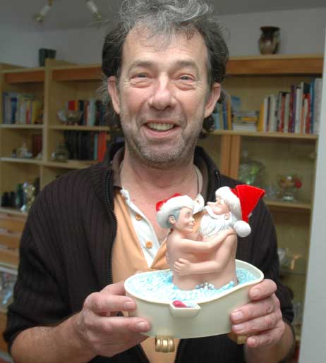 Ein paar seiner Weihnachtsmänner muss Peter Schütt vor seinen Kindern unter Verschluss halten. Diese beiden in der Badewanne seien aber ganz harmlos, versichert er. Foto: HELGE NORMANN
