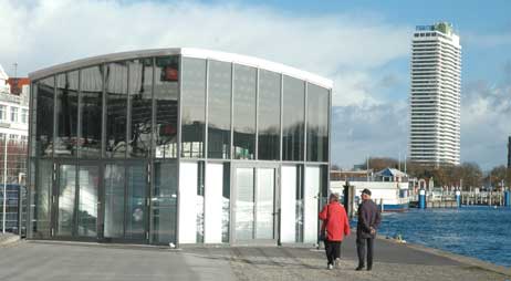 Der Travemünder Nikolausmarkt findet in diesem Jahr im Kreuzfahrt-Terminal auf dem Travemünder Ostpreussenkai statt. Foto: ARCHIV TA