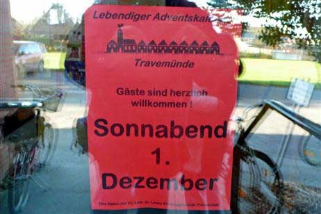 Ein rotes Plakat in der Eingangstür zur Spielstube weist auf die Veranstaltung »Lebendiger Adventskalender« hin. Foto: KARL ERHARD VÖGELE 