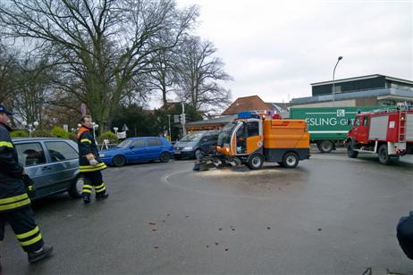 Der Kehrwagen der Stadtreinigung nimmt die Abfälle auf, die beim Herrichten des Weihnachtsbaumes angefallen sind.