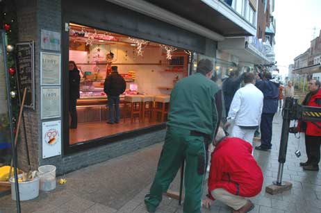 Die Fleischerei Lohff bekam heute eine neue Schaufenster-Scheibe: 360 Kilo schwer.