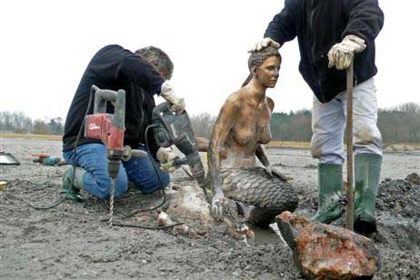 Schwerer als gedacht war es, die Ostsee-Nymphe von ihrem alten Stein herunterzubekommen. Alle Fotos: KARL ERHARD VÖGELE 