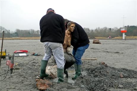Geschafft, die Dame löst sich vom Sockel. Foto: KARL ERHARD VÖGELE 