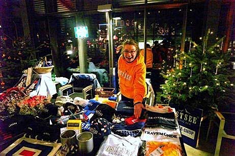 Auch Mandy Krüger vom Ostsee-Shop im Strandbahnhof ist mit einem Stand dabei. Foto: KEV