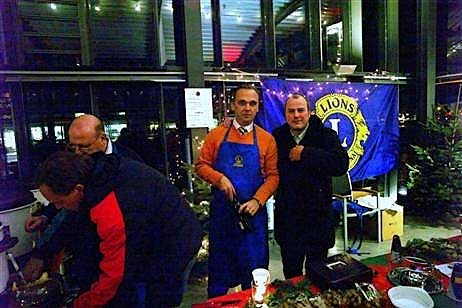 Maritim-Hoteldirektor Oliver Gut und Kurdirektor Uwe Kirchhoff am Lions-Stand. Foto: KEV