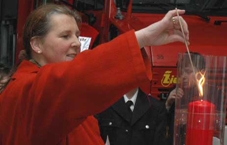 Pastorin Astrid Baar zündet an den Abenden, an denen beim »Lebendigen Adventskalender« Veranstaltungen sind, eine Kerze an. Alle Gäste können sich in ein Buch eintragen. Foto: ARCHIV TA 