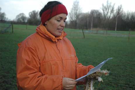 »Wenn ich Hütten sage, dann geht ihr los!« : Jutta Homfeld vom Hort der Steenkamp-Grundschule übernimmt die Regie bei der Aufführung. Foto: RD 