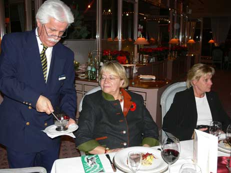 Restaurantleiter Bilgic Burhan flambierte Puolubeeren aus der Tundra, die er dann zum Hauptgang reichte. Foto: CLAUDIA SCHMÄING