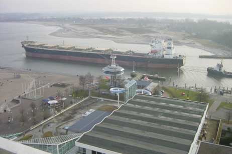 Bulkcarrier »Anna Smile« (225 m Länge) beim Passieren der Verkehrszentrale. Foto: WOLFGANG MOEBIUS