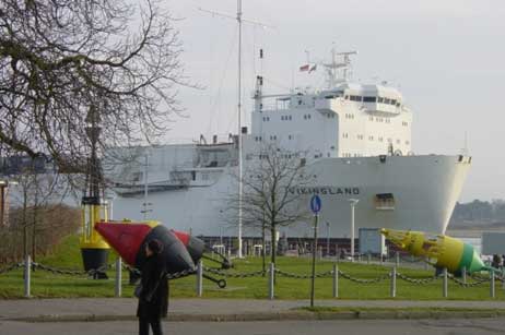 »MS Vikingland« läuft mit einem Lotsen an Bord in den Travemünder Hafen ein. Foto: WOLFGANG MOEBIUS
