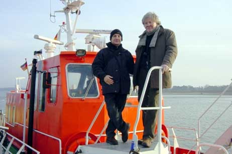Das Lotsenboot »Travemünde« hat die beiden Lotsen Wolfgang Mayer und Uwe Jepsen von der »Anna Smile« geholt. Foto: WOLFGANG MOEBIUS