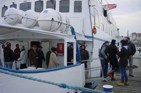 Während die Kapitäne auf den Schiffen und der Lotsenstation arbeiten, genießen einige Travemünder Gäste die See- und Hafenrundfahrt auf der »MS Marittima«. Foto: WOLFGANG MOEBIUS