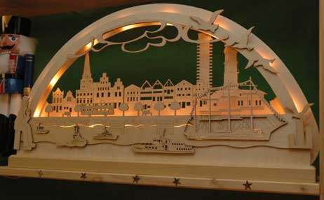 Die Schwibbögen aus der »Travemünder Weihnachtswerkstatt«, hier das große Travemünde-Modell, waren auch in vielen Geschäften als Weihnachtsdeko im Einsatz, zum Beispiel in der Travemünder »Ohrmuschel« oder der Lübecker Weinhandlung Von Melle. Foto: HELGE NORMANN 