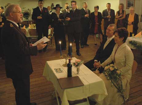 Kapitän Ulf Sack (links) traute heute in seiner schmucken, immerhin schon 30 Jahre alten Kapitäns-Uniform das Brautpaar Petra und Lutz Blumenthal. Foto: RD 