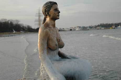 Die Ostsee-Nymphe am Priwall-Strand hat sich seit zwei Tagen einen richtigen Eispanzer zugelegt. Fotos: RD 