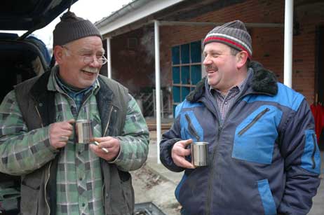 Käffchen-Pause zwischendurch: Jens Neubauer (rechts) und Dieter Berndt aus der Nähe von Kiel sicherten sich heute die Eternit-Platten vom Dach der ehemaligen Jugendfreizeitstätte. Foto: JK