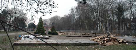 Die Holzhütten der Jugendfreizeitstätte sind längst abgebaut. Auch sie wurden verkauft, zieren jetzt so manchen privaten Garten. Foto: JK