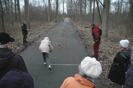Zum Boßeln hatten sich die Mannschaften den Weg zwischen Reiterhof und Klärwerk ausgesucht. Da störts niemanden. Foto: JK