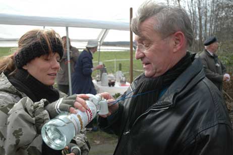 Zielwasser für den Chef: Die Bewohner freuen sich sehr, dass Direktor Reiner Hülsebusch sich Zeit nimmt für den schon traditionellen Boßel-Tag. Foto: JK