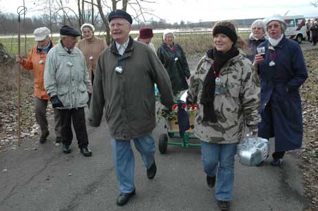 Mit Musike und Bollerwagen gehts zurück. Nachmittags heißt es dann Grünkohl fassen, und es wartet noch eine musikalische Überraschung. Foto: JK