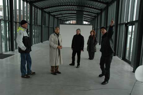 Der Travemünder Maler Wolfgang Blockus, der Lübecker Filmemacher Frank Thomas, der Travemünder Maler Bernd Hönack, Nils Schomann von den Dokudocks und die Lübecker Videokünstlerin Annelies Hölscher besichtigten Ende Januar das gläserne Kreuzfahrt-Terminal, sind jetzt intensiv in den Planungen für ihre Ausstellung. Foto: HELGE NORMANN 