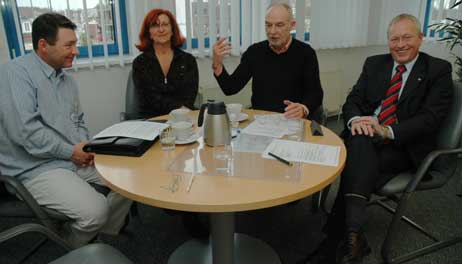 Bewegtes Interview: Christian Lohff, Angelika Ruge-Viola, Wolfgang Büchtmann und Christian Gomlich von der Travemünder Wirtschaftsgemeinschaft geben Auskunft. Foto: HELGE NORMANN 