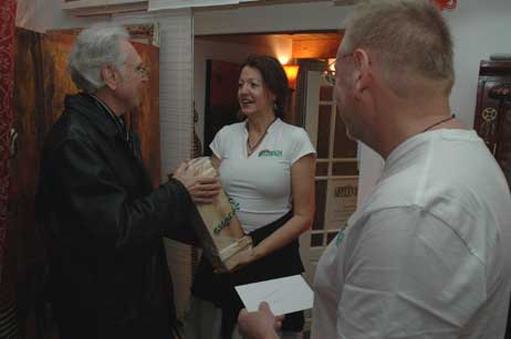 TA-Verleger Wolfgang Moebius gratulierte (links) Angela Schacht und Wolfgang Hack zur Eröffnung. Foto: JK 