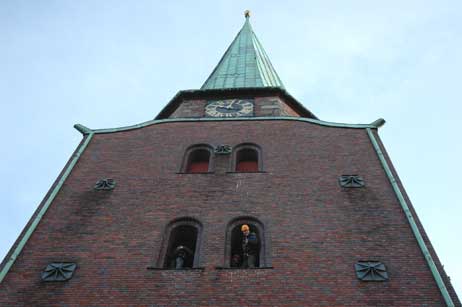Optimistischer Blick: Pastor Pfeifer (rechts) im Kirchturm-Fenster kurz vor dem Abstieg. Foto: JK