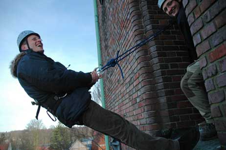Das erste Hinauslehnen ist der schwierigste Schritt. Pastor Pfeifer meistert ihn fröhlich. Foto: JK