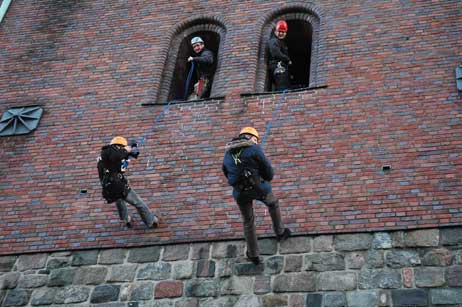 Für ein gutes Foto müssen sich auch die Pressefotografen, hier ein Kollege der »Lübecker Nachrichten« mit Pastor Pfeifer (rechts), abseilen. Foto: JK