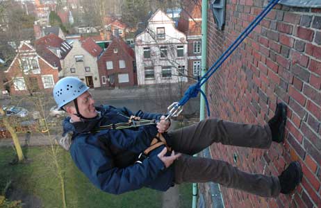 Erst mal »unterwegs« am Kirchturm, ist die Sache fast ein Spaziergang. Foto: JK