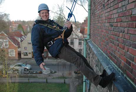 Travemünde Aktuell: Abgeseilt: Pastor Pfeifer hing am Glockenturm