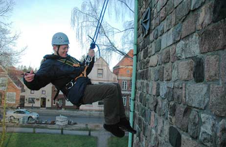Travemünde Aktuell: Abgeseilt: Pastor Pfeifer hing am Glockenturm